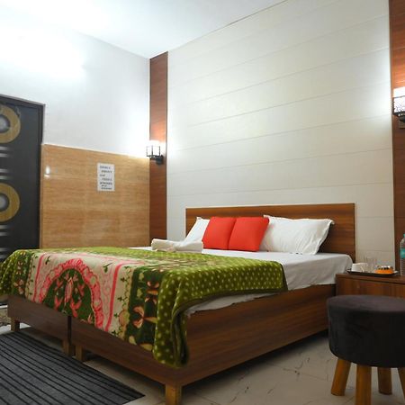 Hotel Starlight Мирут Екстериор снимка