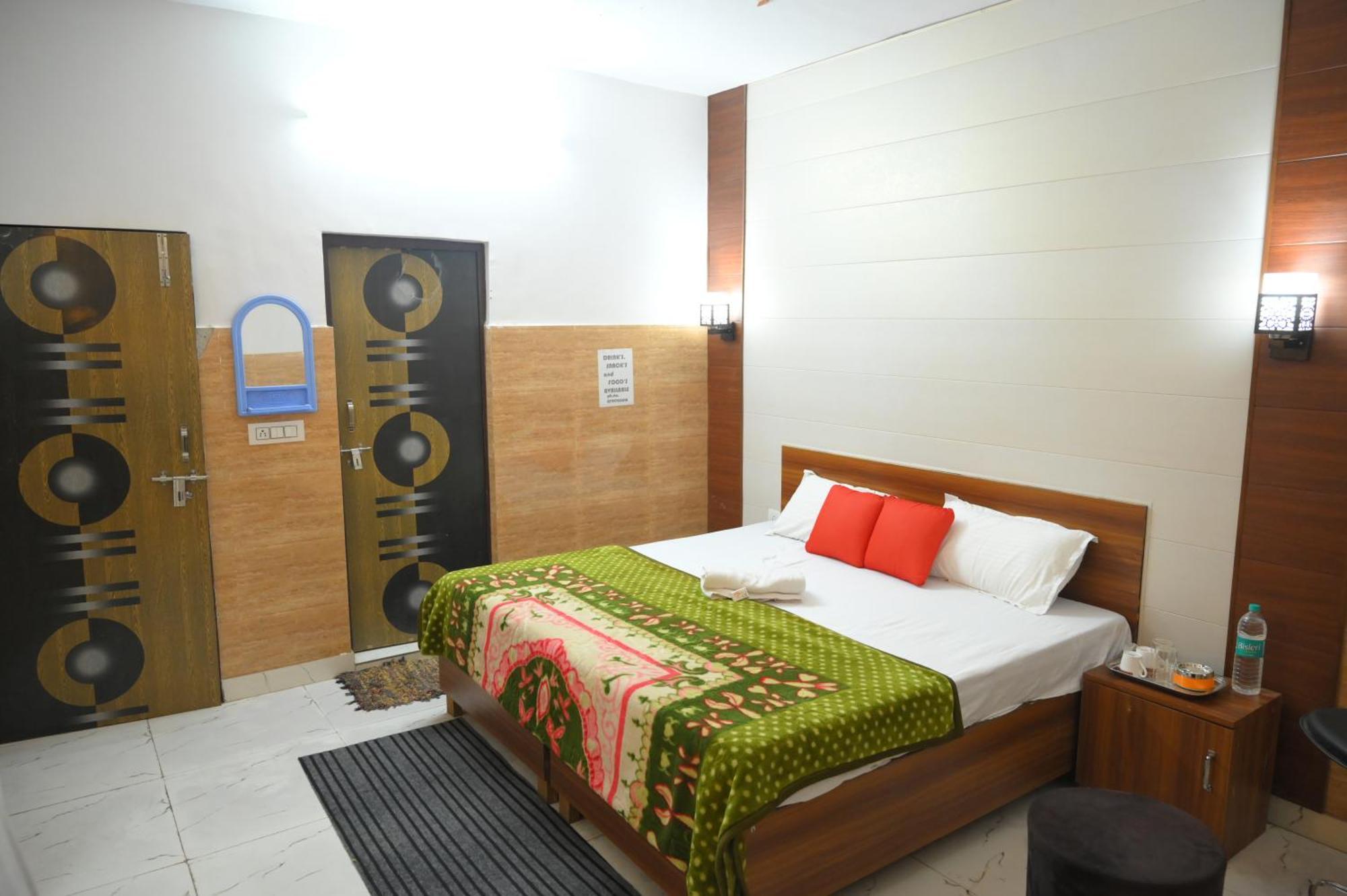 Hotel Starlight Мирут Екстериор снимка